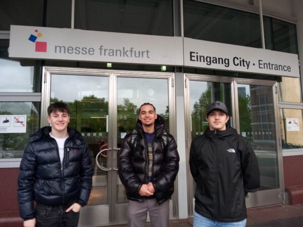 Im Rahmen der Berufswahlorientierung besuchten die 11. und 12. Klasse des Erasmus Gymnasium die Berufswahlmesse in Frankfurt