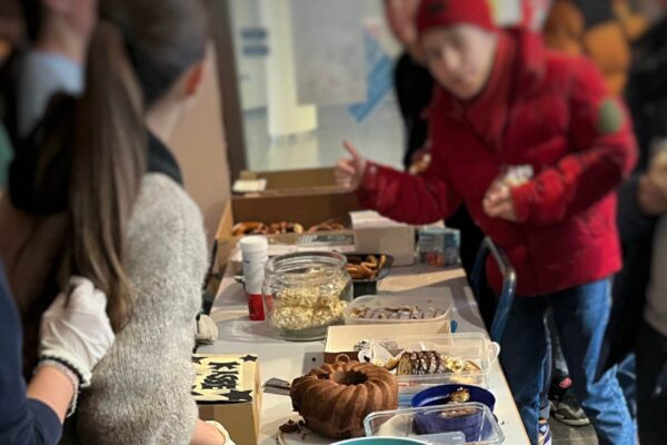 Erschüttert von den Erdbebennachrichten aus Syrien und der Türkei hatten Schüler:innen der 10. Klasse des Erasmus Gymnasiums die Idee eine Spendenaktion ins Leben zu rufen