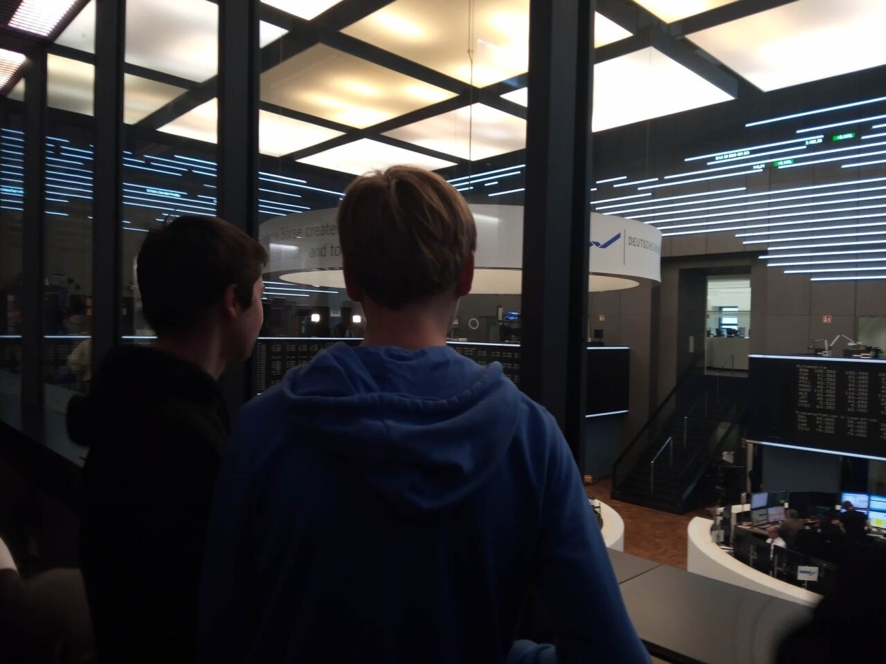 Schüler:innen der 8. Klassen des Erasmus Gymnasium besuchten die Frankfurter Börse