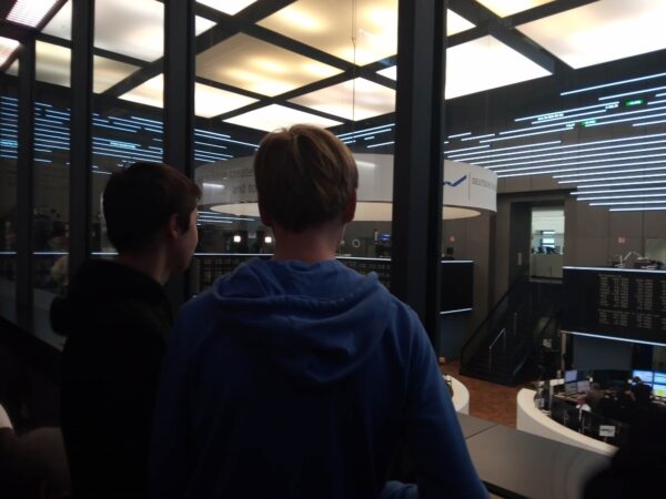 Schüler:innen der 8. Klassen des Erasmus Gymnasium besuchten die Frankfurter Börse