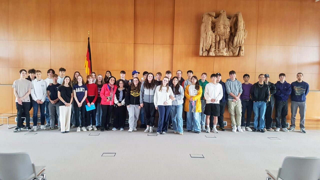 Die 8., 11. und 12. Klassen des Erasmus Gymnasiums besuchten das Bundesverfassungsgericht
