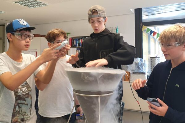 Die 8. Klassen des Erasmus Gymnasiums besuchten das Chemielabor der TU Darmstadt