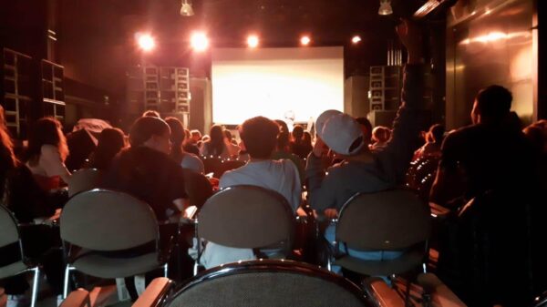 Klasse 6b begab sich 2023 zum Gelände des Hafenkinos in Offenbach um einen Film zu schauen