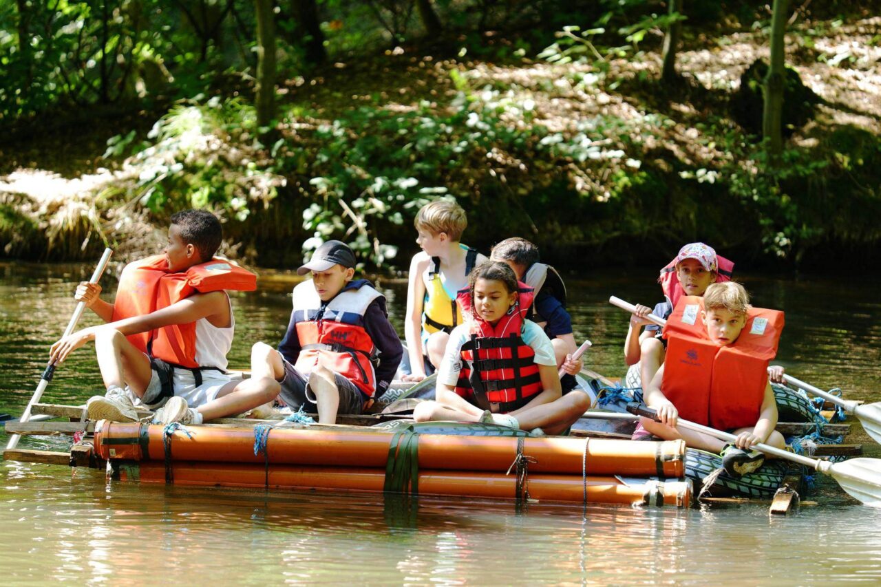 Die neuen 5. Klässler:innen des Erasmus Gymnasium bauten gemeinsam ein Floß