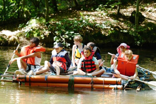 Die neuen 5. Klässler:innen des Erasmus Gymnasium bauten gemeinsam ein Floß