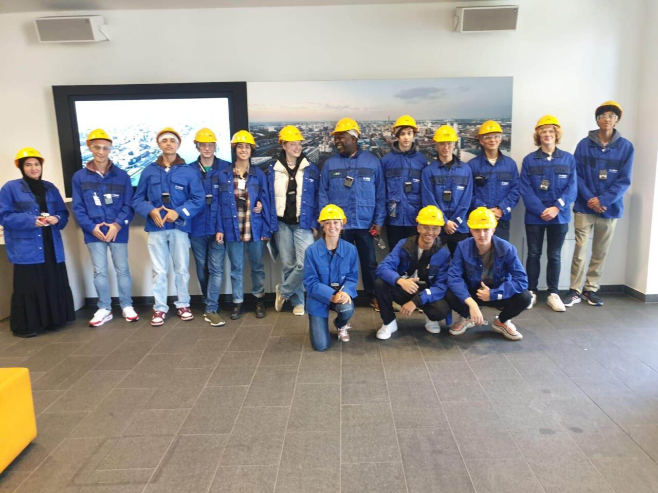 Die Oberstufenschüler:innen des Erasmus Gymnasiums besuchten im Oktober 2023 BASF, die größten Chemie-Fabrik der Welt