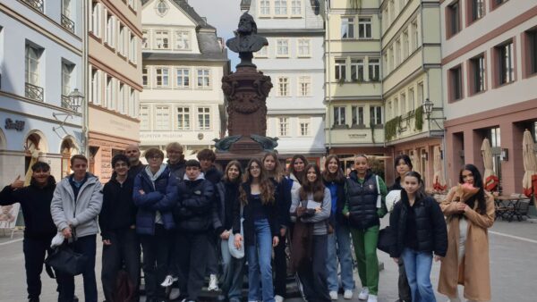 Die 9. Klasse des Erasmus Gymnasiums suchten passend zum Thema Revolution von 1848 des Gesichtsunterricht Originalschauplätze in der Frankfurter Innenstadt auf