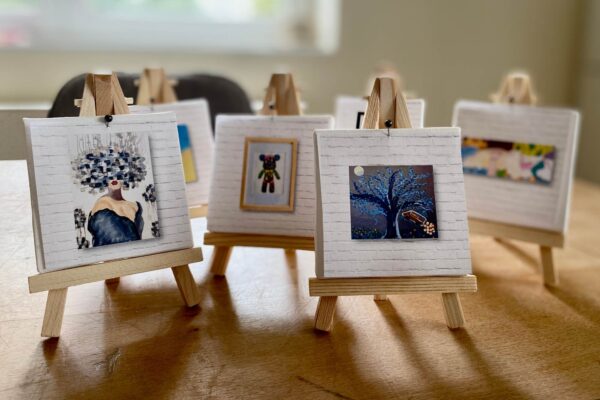 Die KinderkunstAuktion geht weiter. Die Werke der Schüler:innen stehen online weiter zur Versteigerung