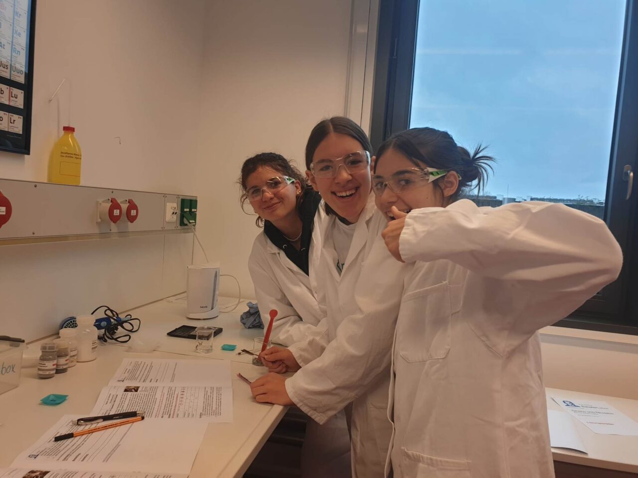 Die Schüler:innen des Erasmus Gymnasiums besuchten ein Universitätslabor Universität Frankfurt