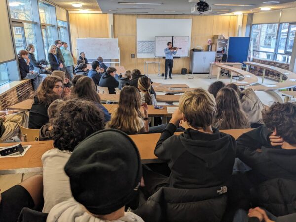 Weihnachtskonzert vom ukrainische Geiger Oleksandr Darmits für die Schüler:innen des Erasmus Gymnasium ab der 8. Klasse