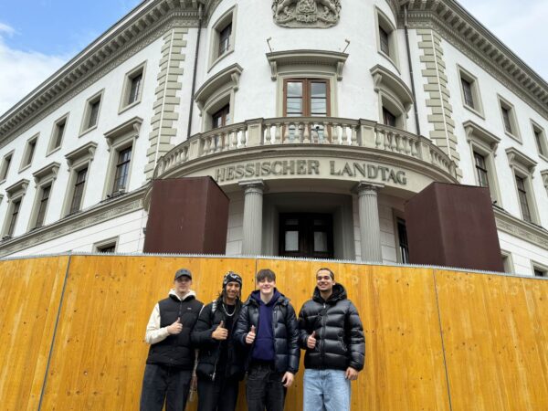 Die Q-Phase des Erasmus Gymnasiums besuchten den Hessischen Landtag