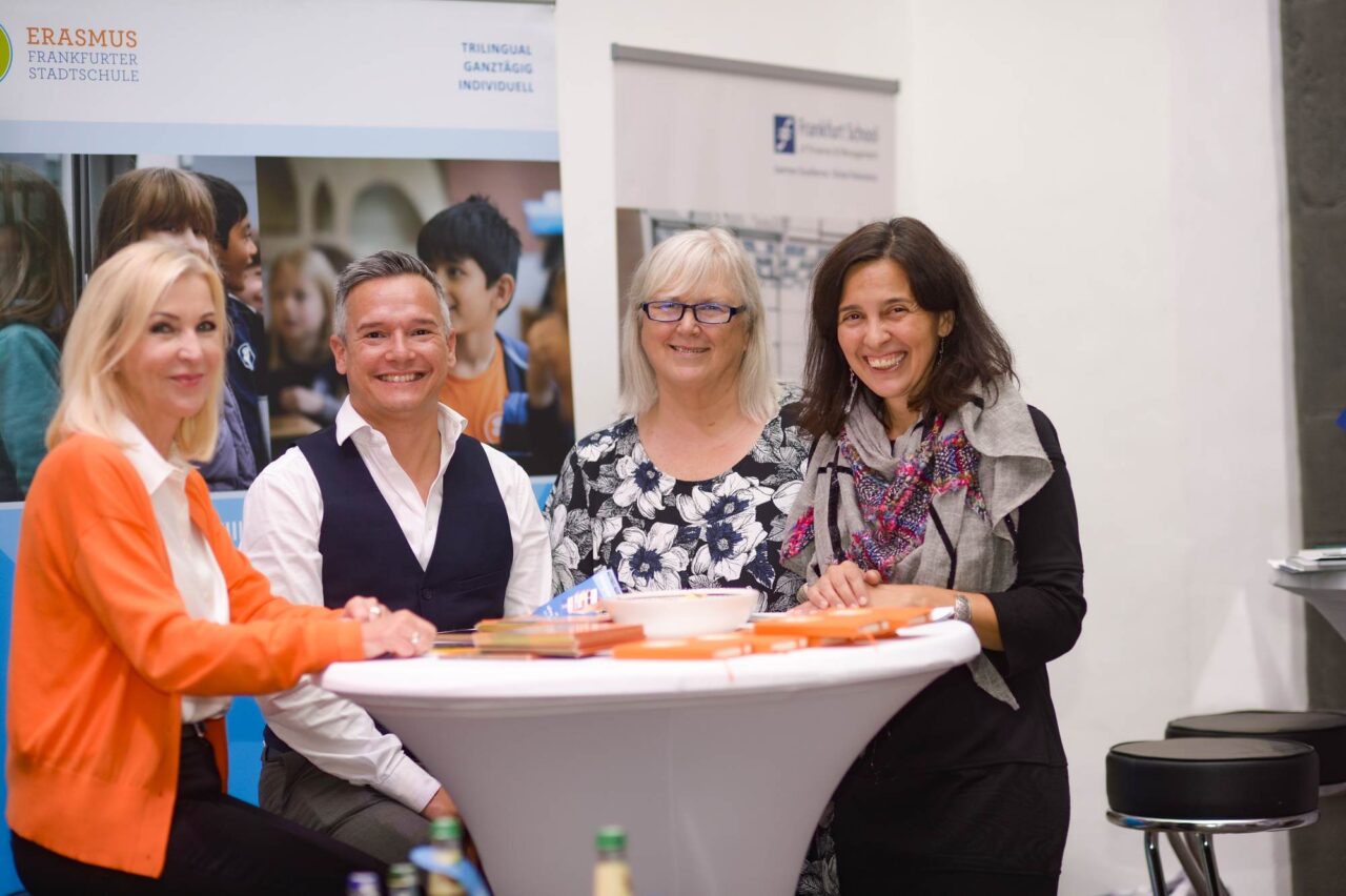 Zum ersten Mal hat das Erasmus Gymnasium im Oktober 2023 an der Messe für internationale Neubürger in den Hallen des Frankfurter Römers teilgenommen