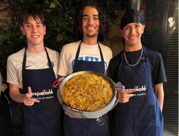 Schüler:innen des Erasmus Gymnasiums bestritten während ihres einwöchigen Spanien-Aufenthaltes einen Paella-Wettbewerb