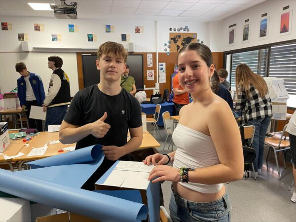 Ausgewählte Schüler:innen des Erasmus Gymnasiums der Klassen 9 und 10 sind in Alicante, um dort gemeinsam mit spanischen Schüler:innen an gemeinsamen Projekten zu arbeiten