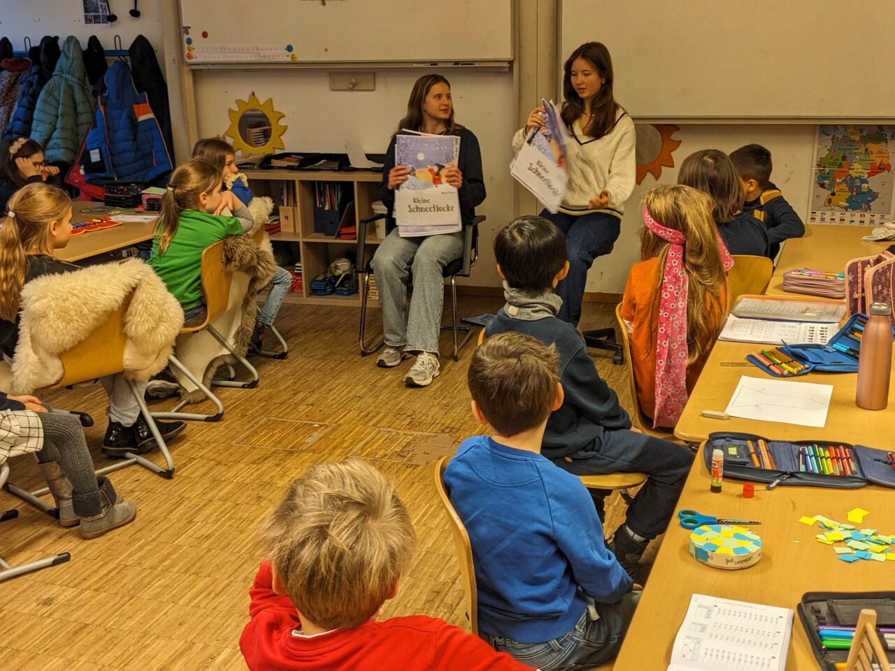 Die Gymnasiast:innen des Erasmus Gymnasiums lesen wieder den Schüler:innen der Erasmus Grundschule weihnachtliche Geschichten vor
