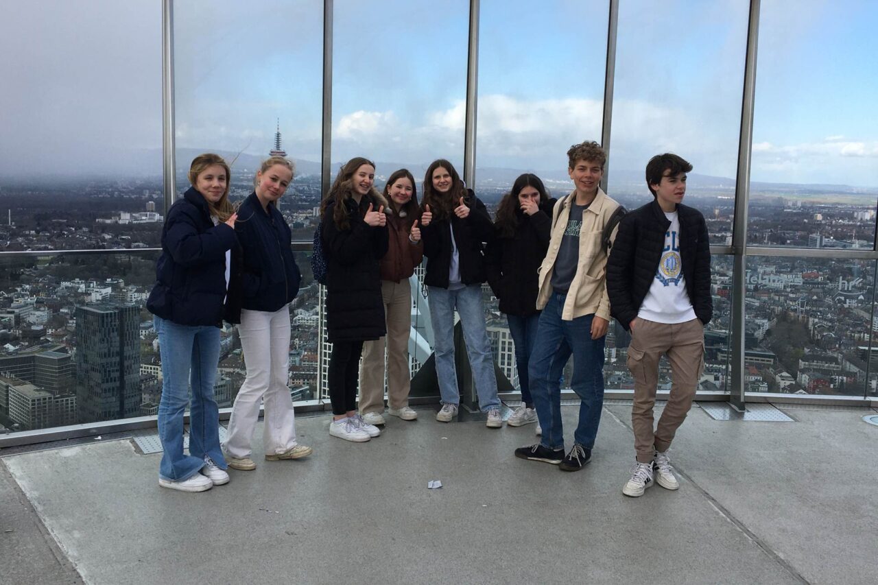 Die Neuntklässler:innen des Erasmus Gymnasium zeigten den niederländischen Gästen einige der wichtigsten Schauplätze Frankfurts
