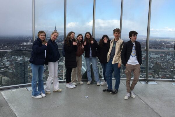 Die Neuntklässler:innen des Erasmus Gymnasium zeigten den niederländischen Gästen einige der wichtigsten Schauplätze Frankfurts