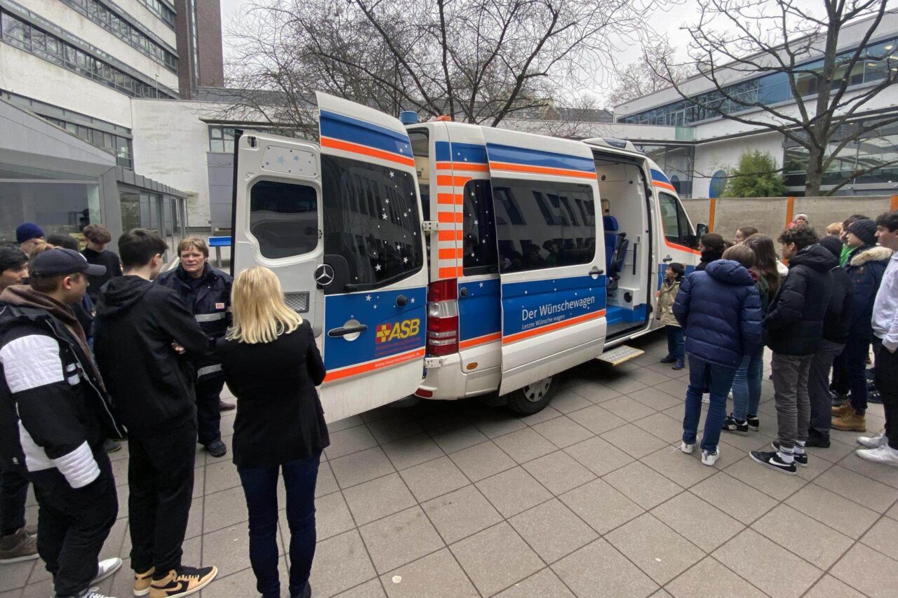 Wünscheerfüllerinnen des ASB Wünschewagen berichteten vor den Klassen 9 und 10 des Erasmus Gymnasium über ihre Einsätze an Bord