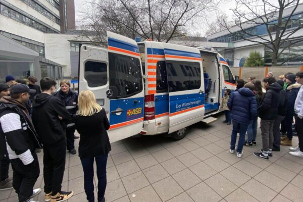 Wünscheerfüllerinnen des ASB Wünschewagen berichteten vor den Klassen 9 und 10 des Erasmus Gymnasium über ihre Einsätze an Bord