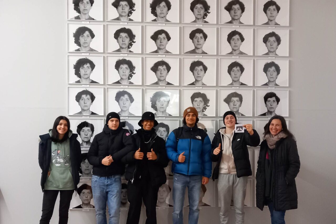 Die Oberstufenschüler des Erasmus Gymnasiums besuchten die Ausstellung von Esther Ferrer