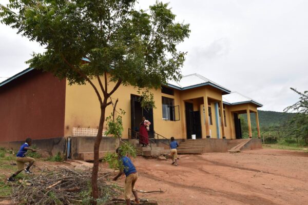 Das Erasmus Gymnasium pflegt eine besondere Schulpartnerschaft mit der Relijuu Primary School, einer Grundschule im Norden Tansanias