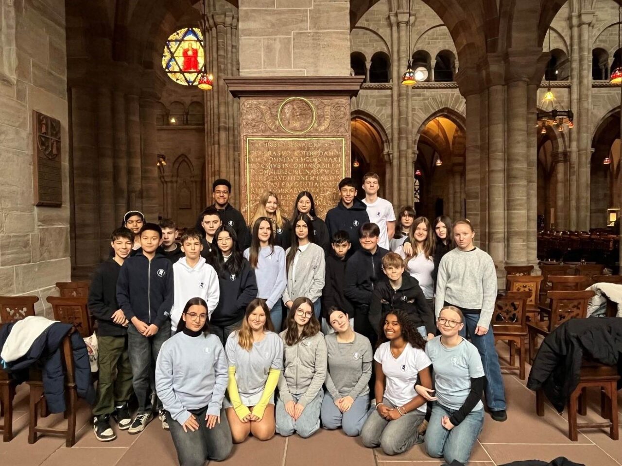 Schüler:innen des Erasmus Gymnasiums reisten für eine Studienfaher nach Basel