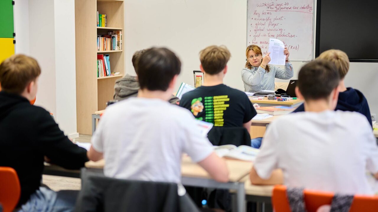 Schüler von hinten aufgenommen im Unterricht