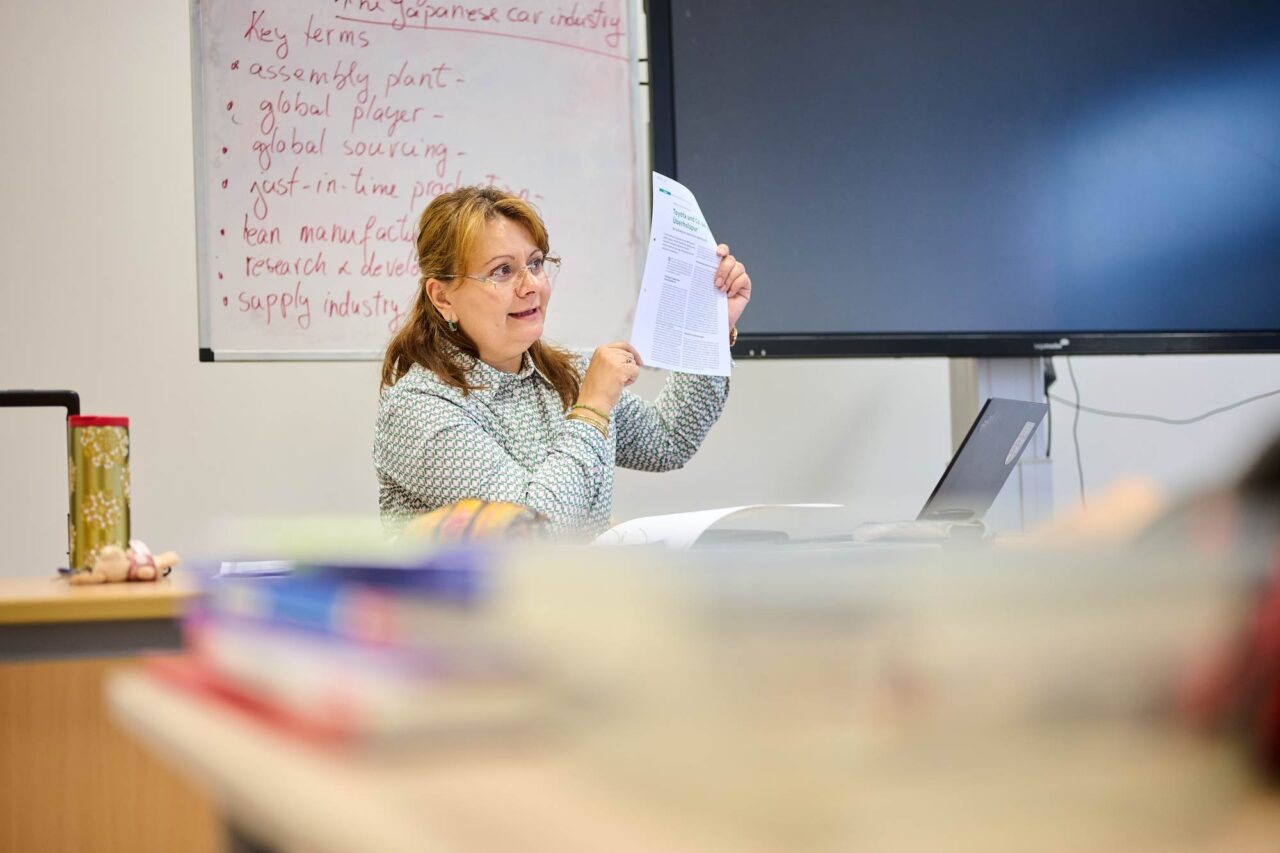 Lehrerin am unterrichten