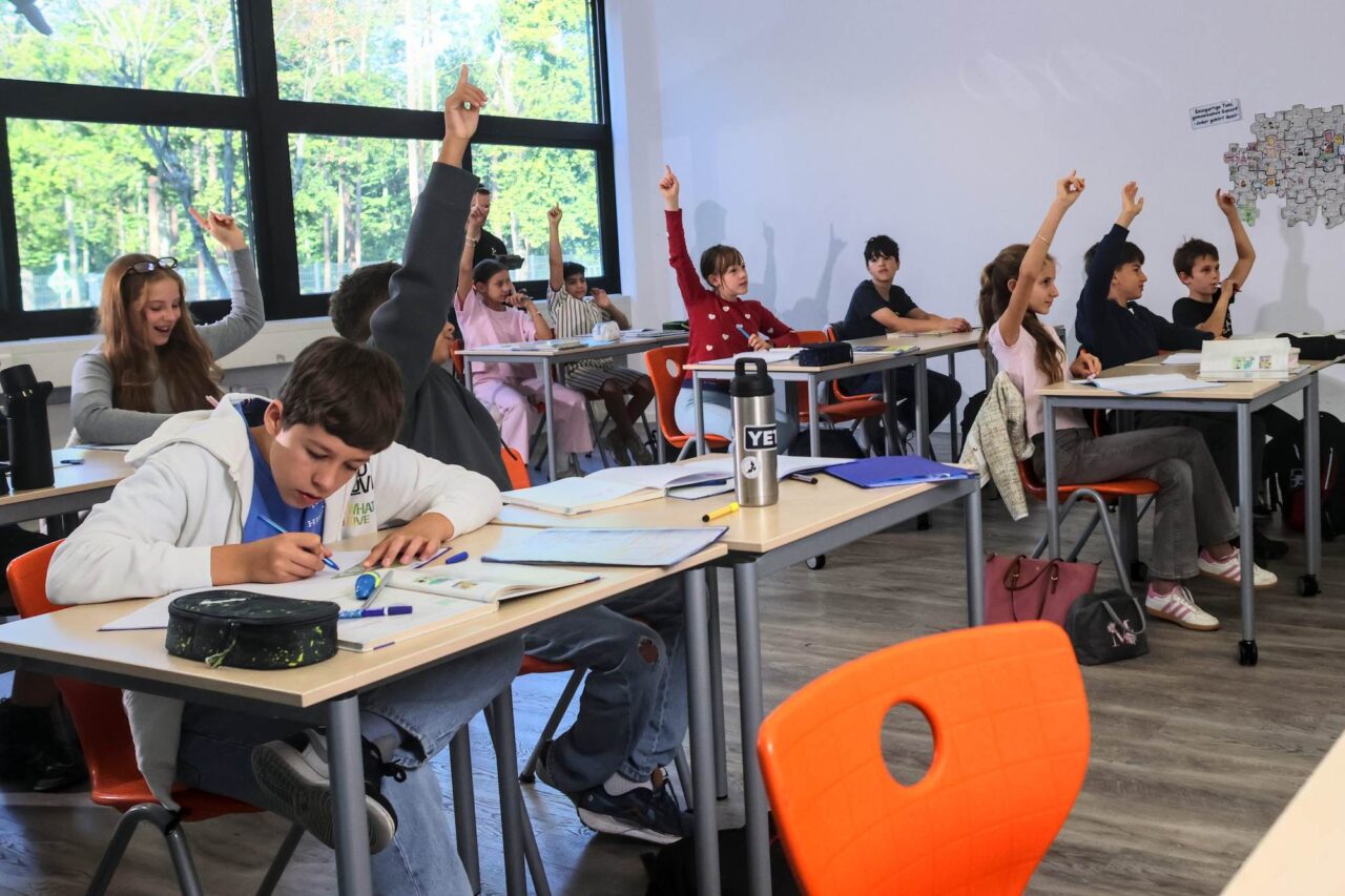 Schülerinnen und Schüler melden sich im Unterricht