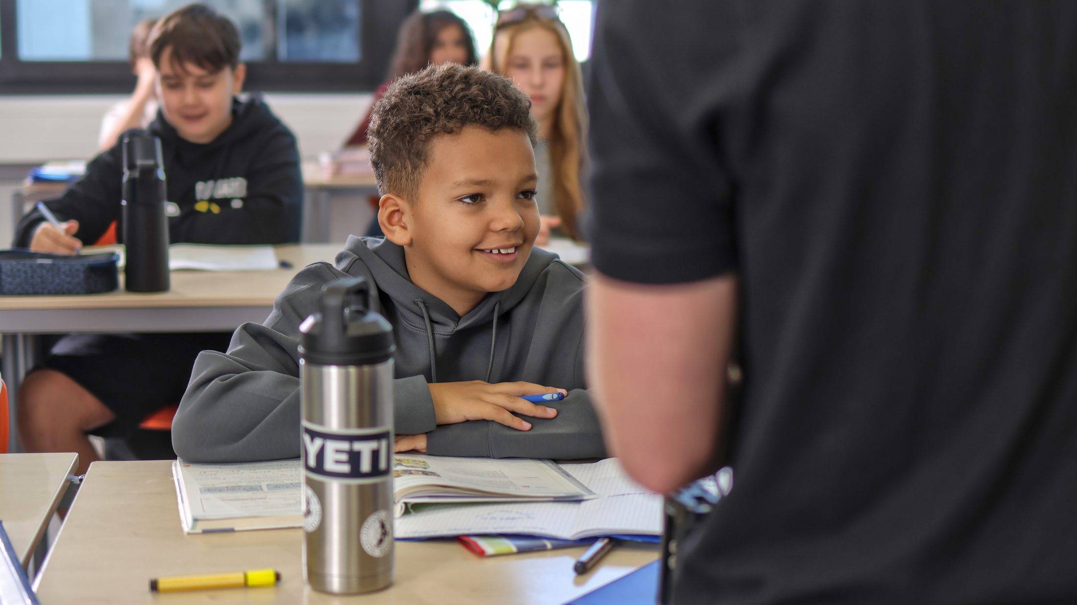 Lachender Schüler im Unterricht