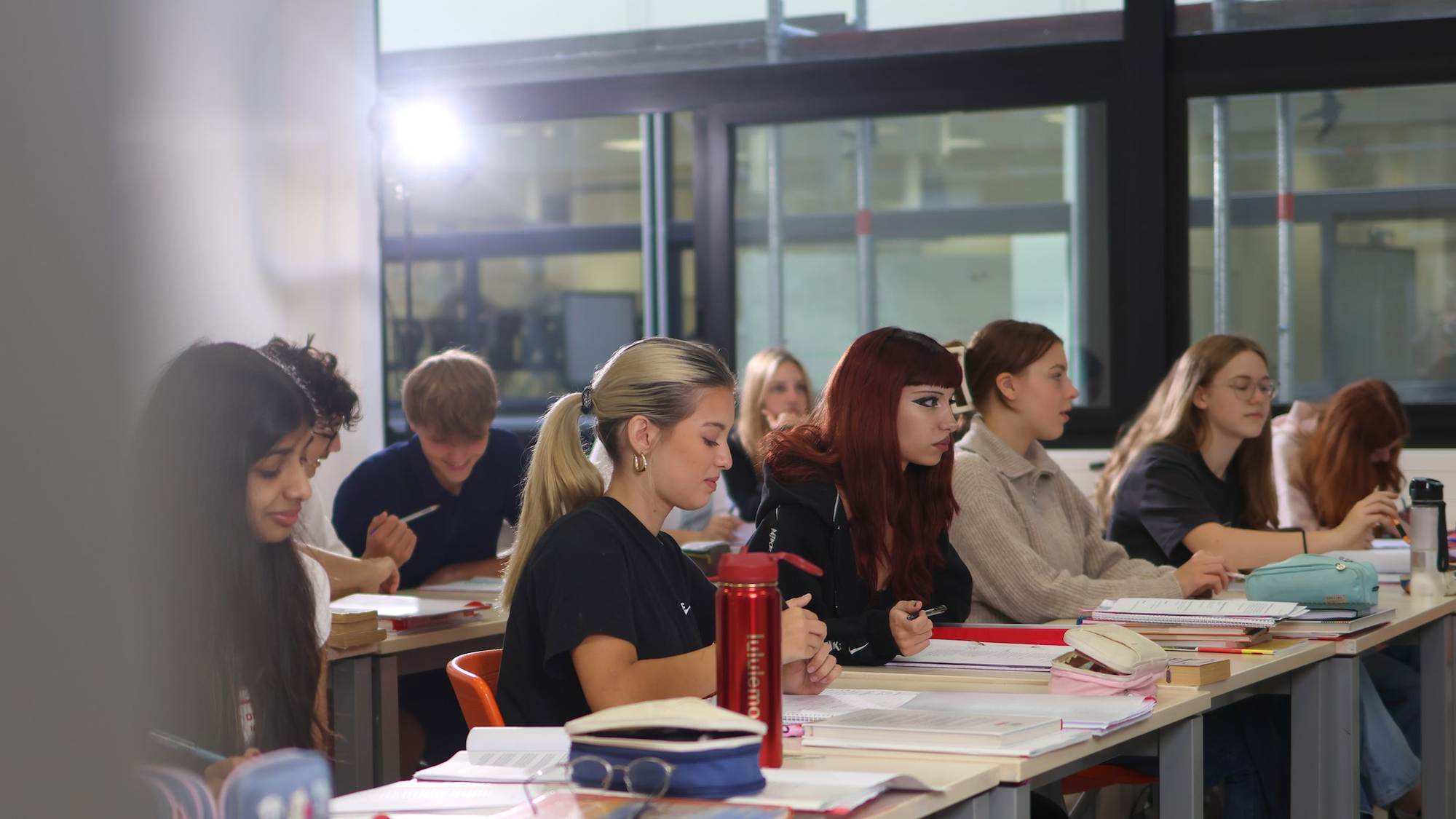 Schülerinnen und Schüler konzentriert im Unterricht