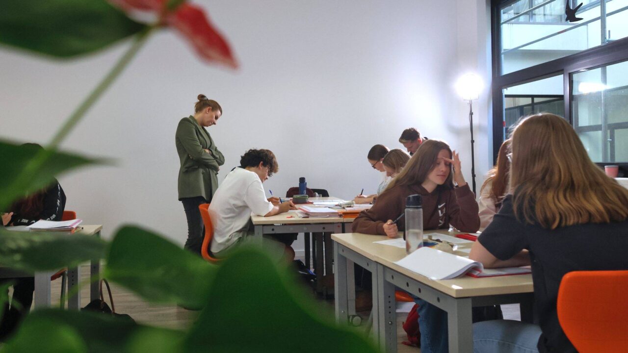 Schülerinnen und Schüler im Unterricht gemeinsam am Lernen