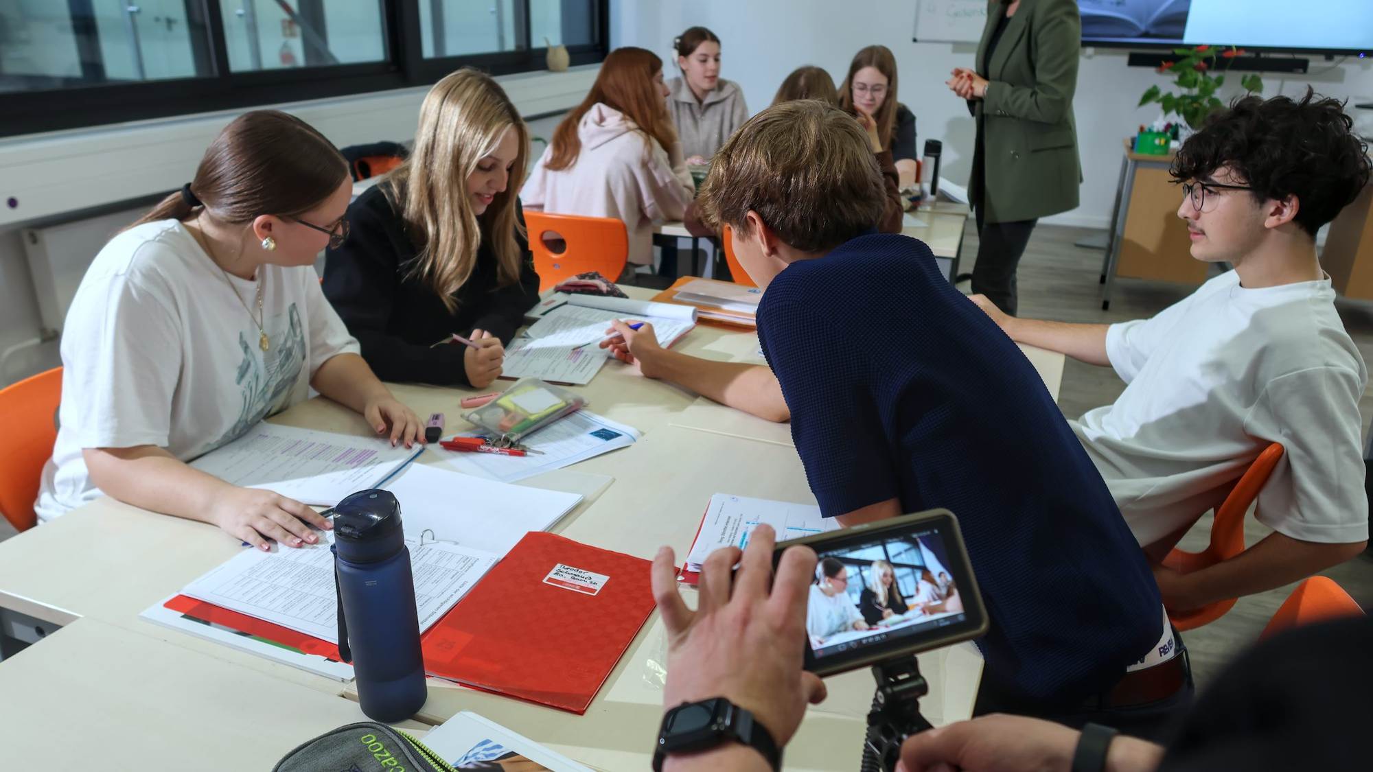 Schülerinnen und Schüler im gemeinsamen Austausch während des Unterrichts