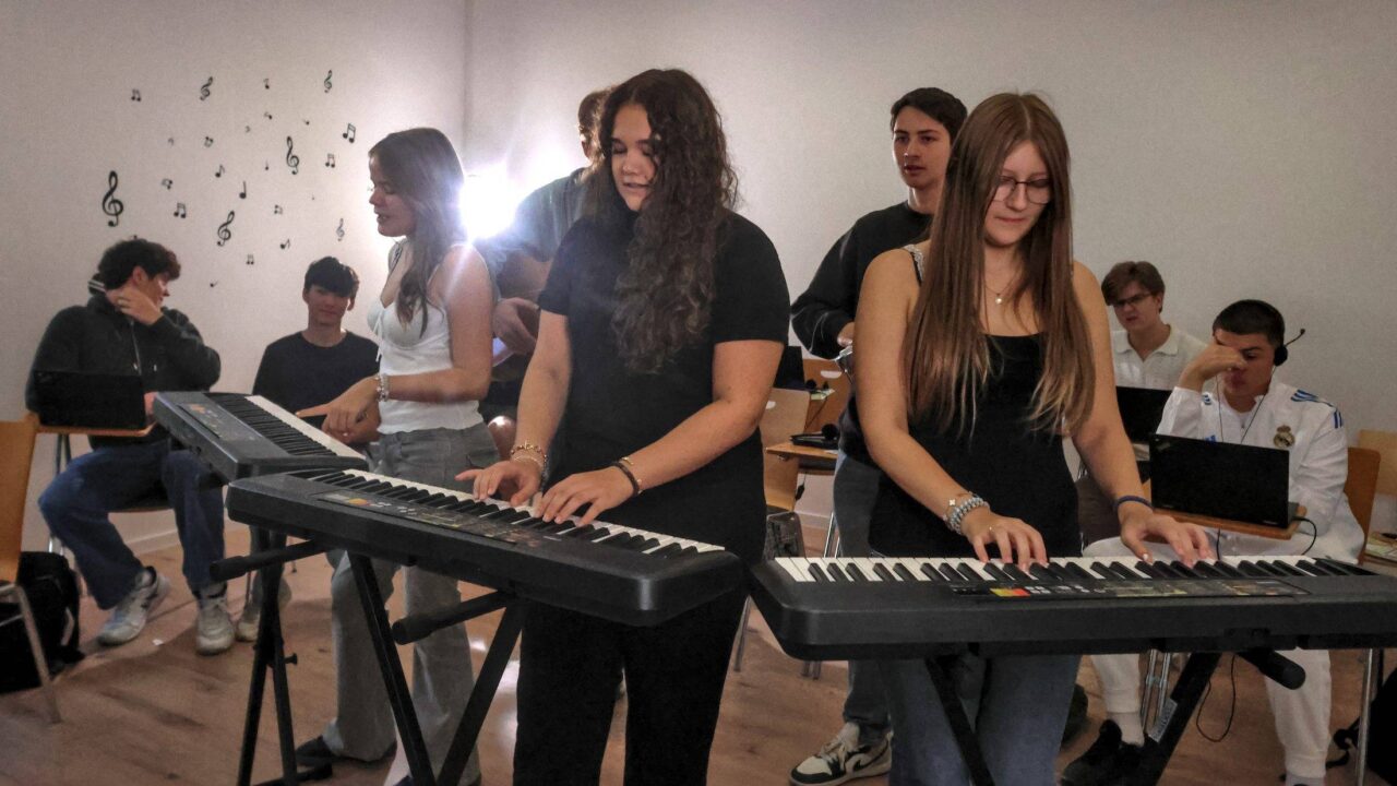 Musizierende Schülerinnen und Schüler