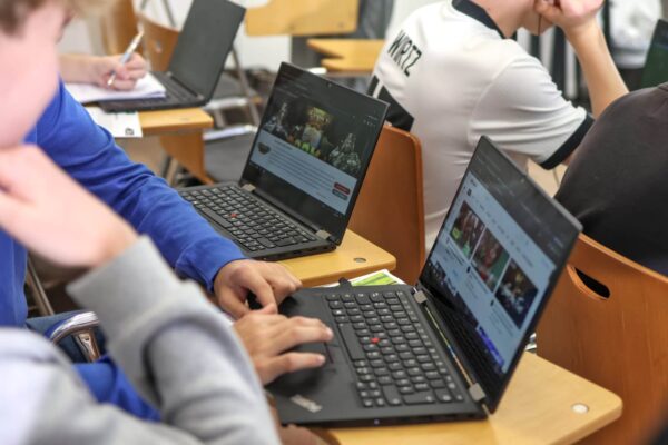 Schüler am Laptop während des Unterrichts