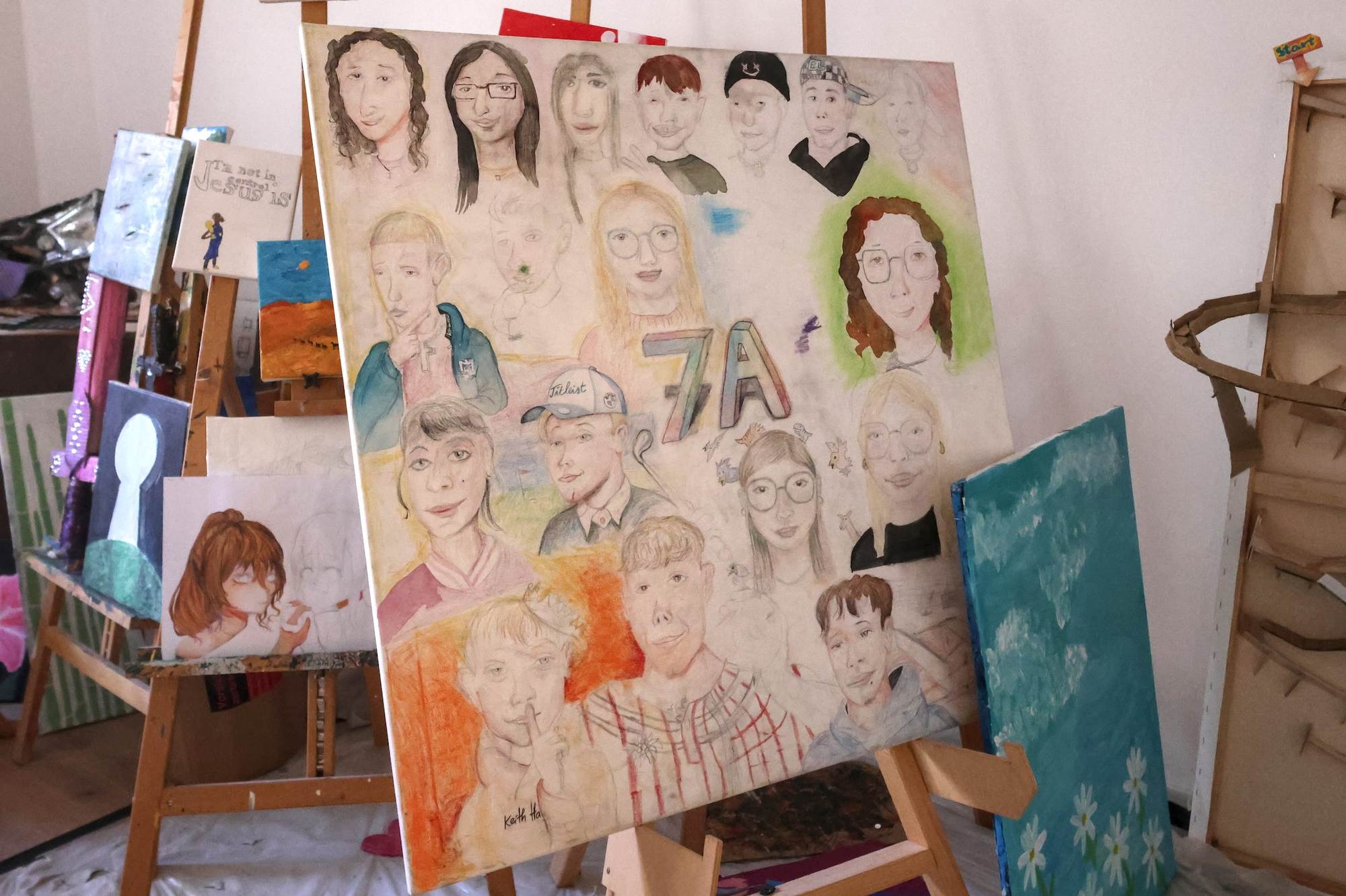 Portraitzeichnungen von Schülerinnen und Schülern