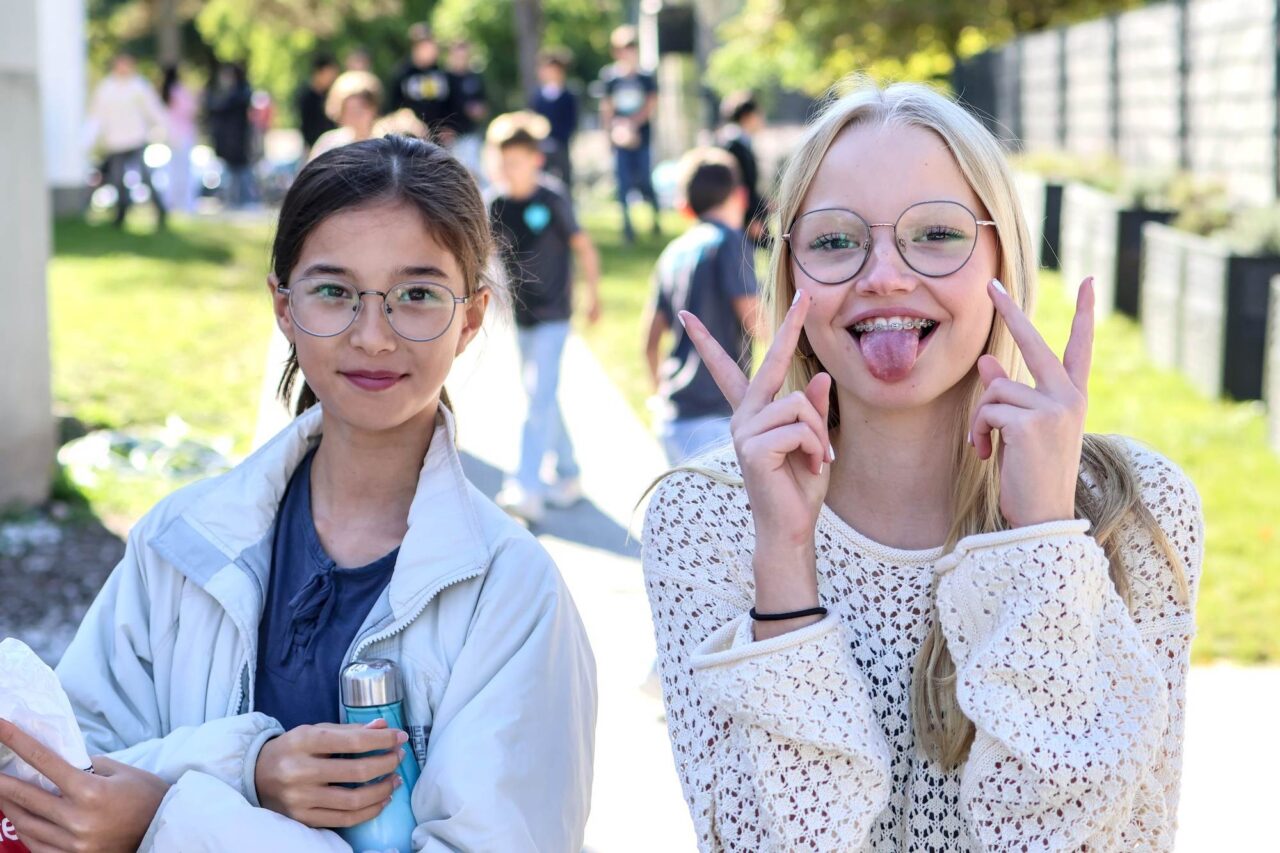 Zwei Schülerinnen albern in der Pause