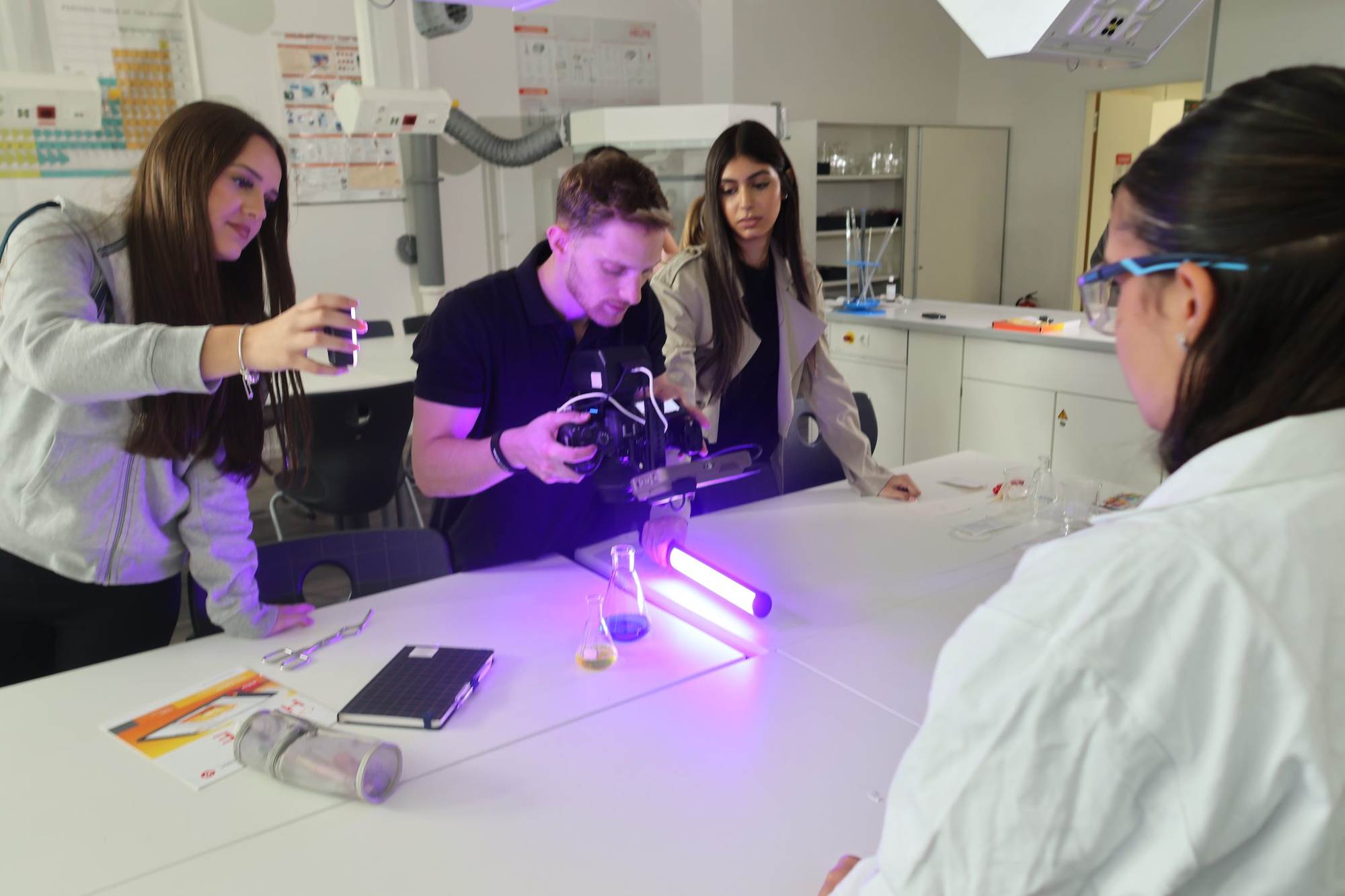 Videodreh während des Chemieunterrichts