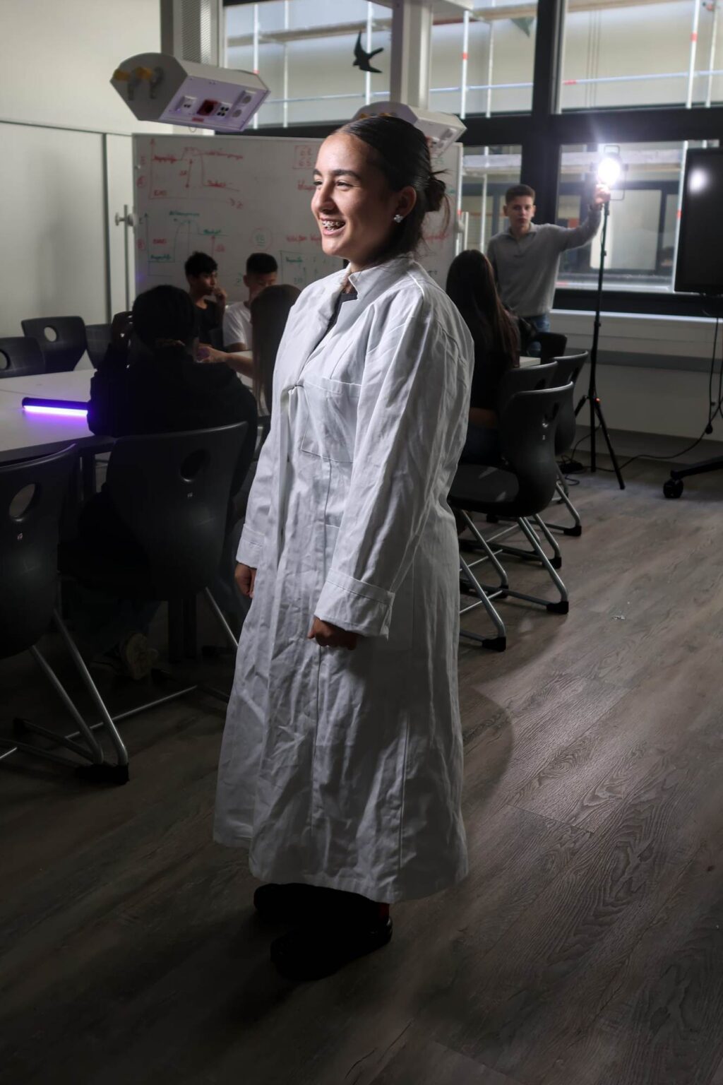 Lachende Schülerin im Chemieunterricht