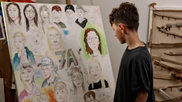 Schüler betrachtet Gemälde