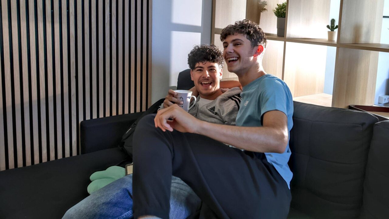 Zwei lachende Schüler