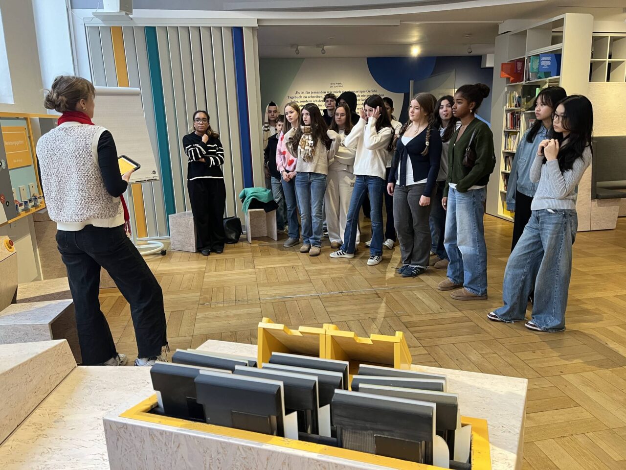 Schüler und Schülerinnen der Klasse 9a bei der Bildungsstätte Anne Frank