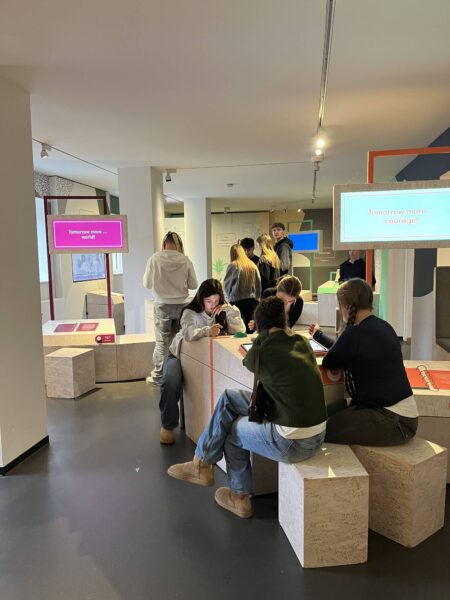 Schüler und Schülerinnen der Klasse 9a bei der Bildungsstätte Anne Frank