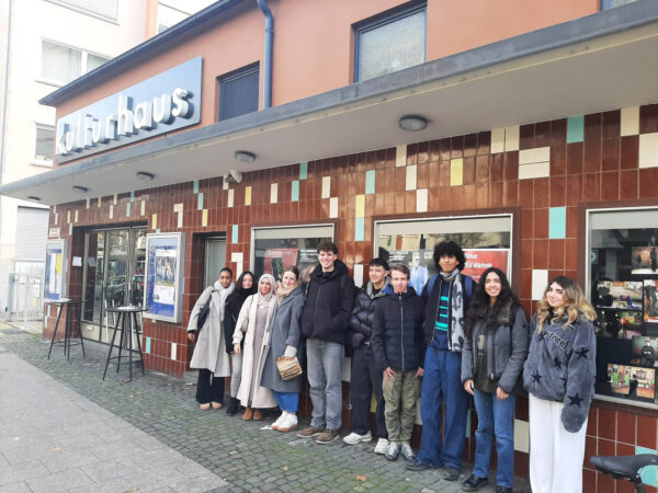 Die Q3 im Theater: Kafkas "Der Process" - Anstehschlange