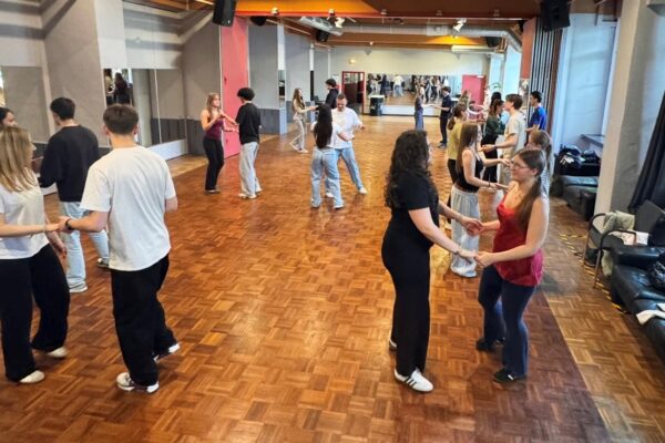 Bachata-Tanzkurs Workshop Klasse 10a+10b mit den Schülern des Erasmus-Gymnasiums