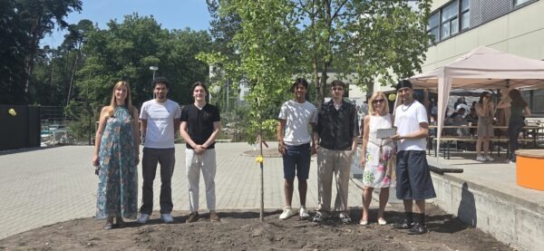 5 Abi-Pioniere neben der einen neu gepflanten Gingko Baum mit usnerer Schulleitung Frau Herd-Huber und Frau Kobza