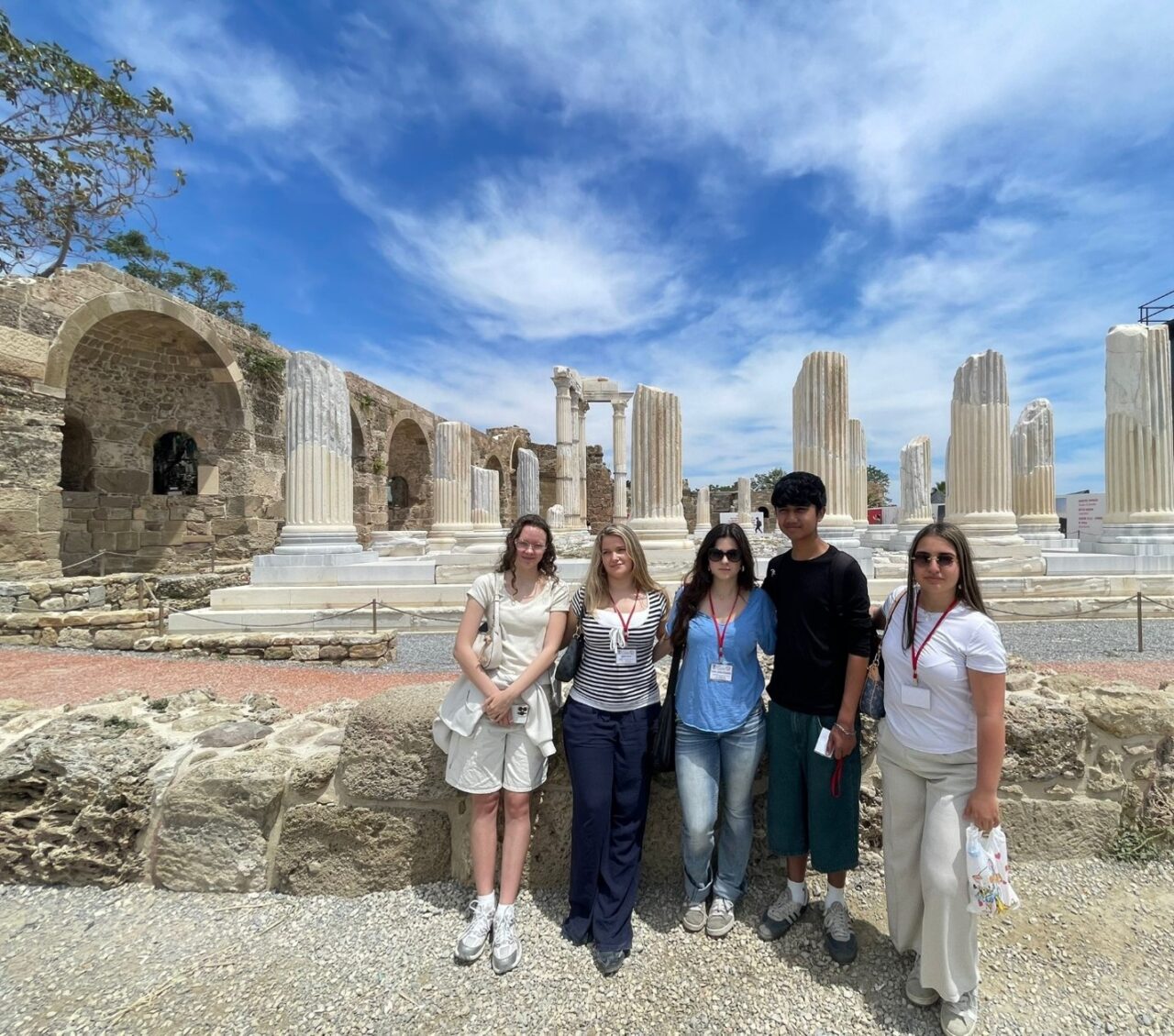 Auf dem Bild sind 4 Schüler vor einer Sehenswürdigkeit von Antalya zu sehen.