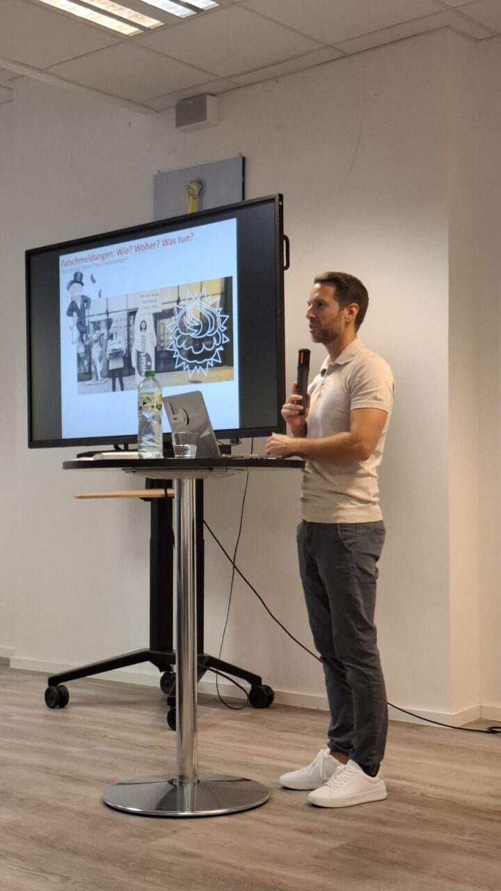 Mirko Drotschmann beim Vortrag in der Mensa des Erasmus Gymnasiums