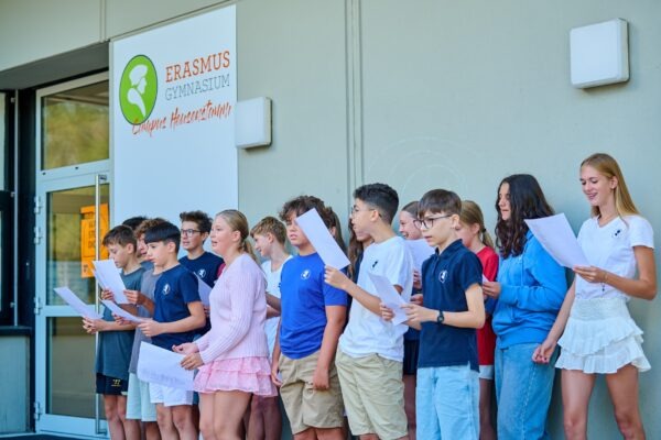 Unsere Schüler/innen beim singen eines Liedes für unserer neuen 5.Klässler